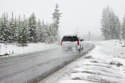 Comment conduire sa voiture en hiver : brouillard, neige et verglas ?